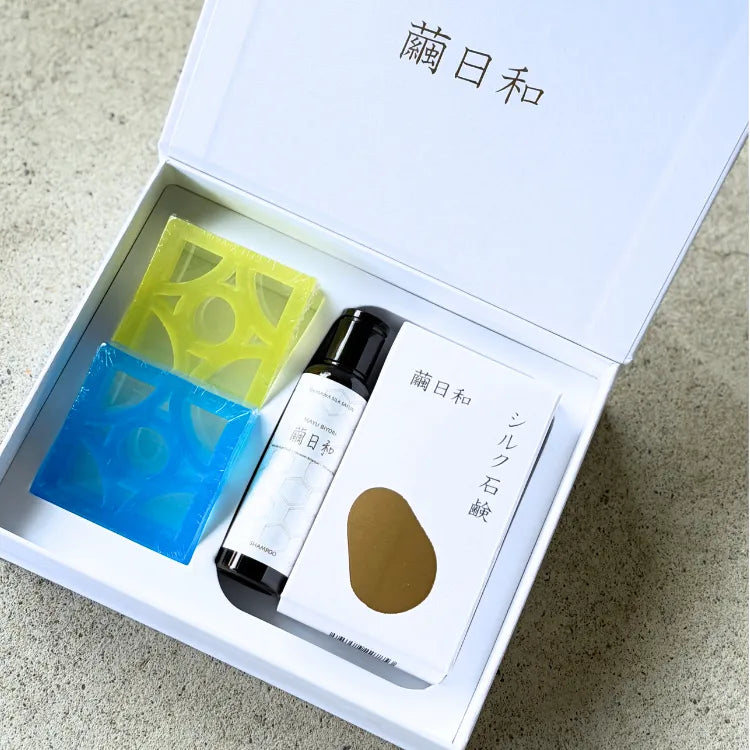 夏ギフト 繭日和シャンプー40ml 繭日和シルク石鹸85g 花ブロックさふんクリア2個セット
